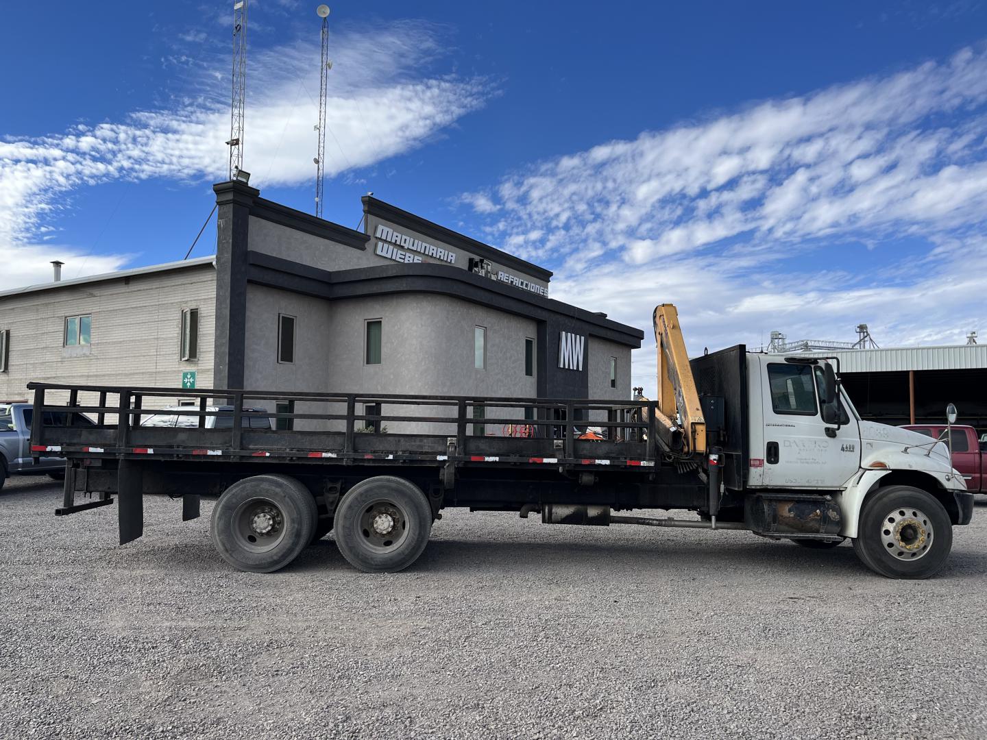 ./imagenes/INVOICE/2019/17415/CAMION INTERNATIONAL 4400 6X4 CON GRUA ARTICULADA COPMA 2000  (6).JPG